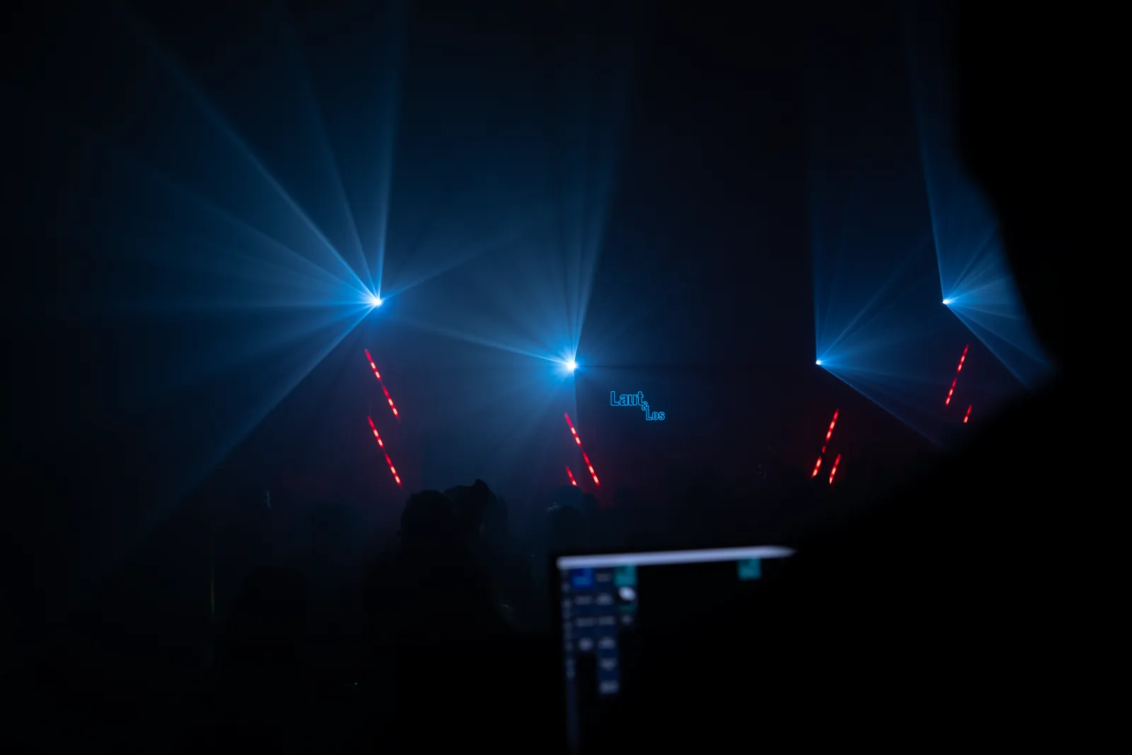 Blaue Spots und rote Laser auf einer Live-Show Bühne